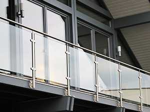 Garde-corps en verre sur terrasse d'entrée